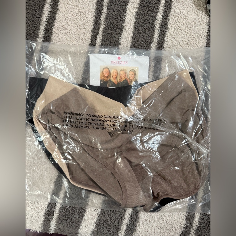 NWT Breezies Seamless Comfort Jacquard Hi-Cut Brief
Set of 3